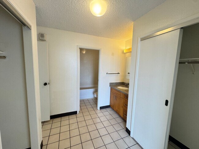 Building Photo - Kukui Plaza - Diamond Head Tower - 1 bedro...