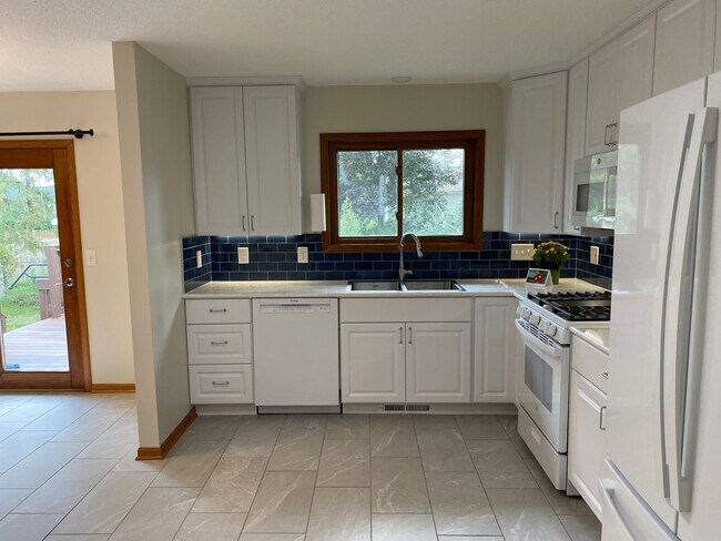 Building Photo - Beautifully Remodeled 4 Bedroom