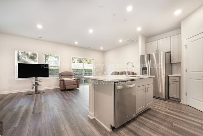 Building Photo - 490 Tayberry Ln