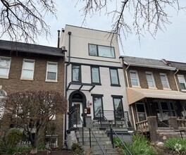 Building Photo - Stunning 2 BR/2 BA 2-Level Condo in Columb...
