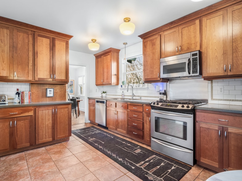 Building Photo - 3044 NE 53rd Ave