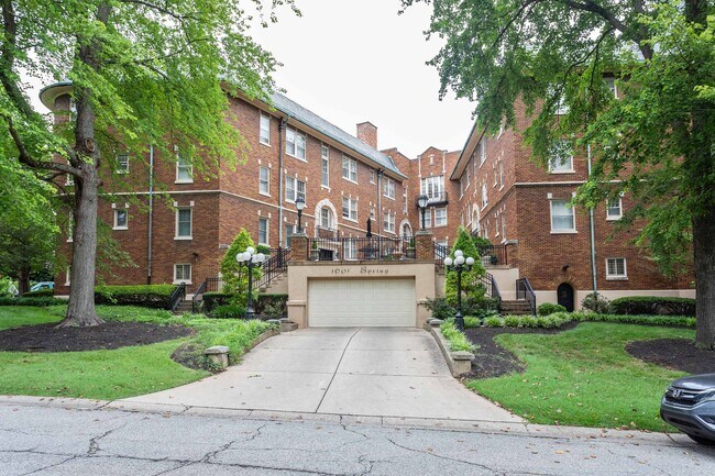 Building Photo - 1601 Spring Dr