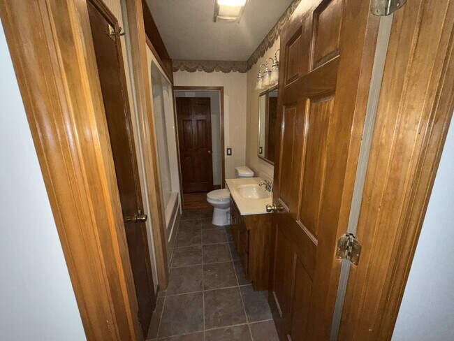 Building Photo - "Charming 2-Bed Home with Spacious 1700 Sq Ft Layout, FENCED yard!"