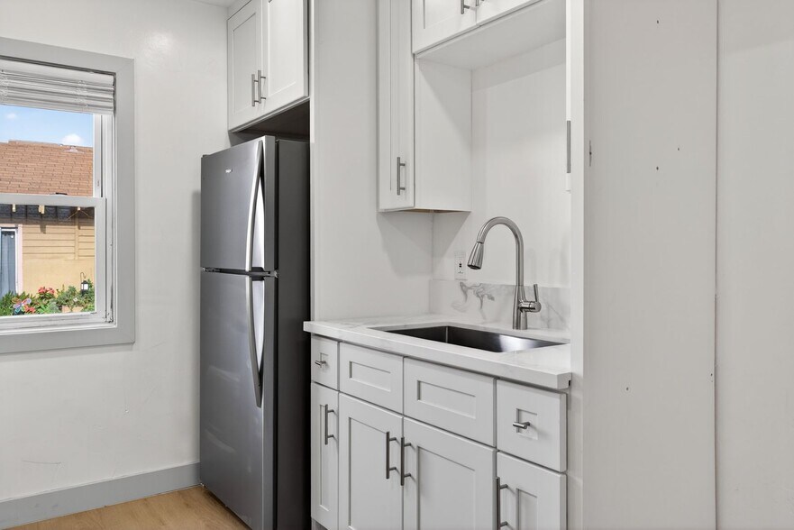 Building Photo - 933 Alamitos Ave