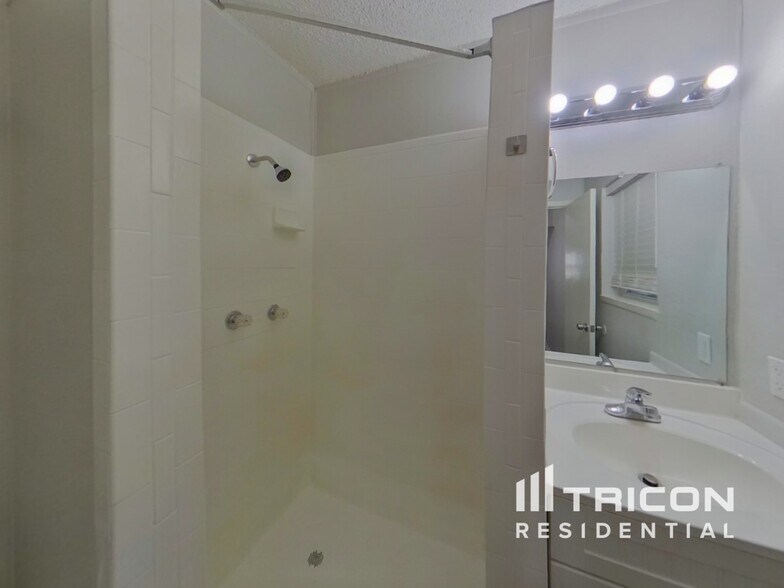 Building Photo - 1916 Tracey Cir