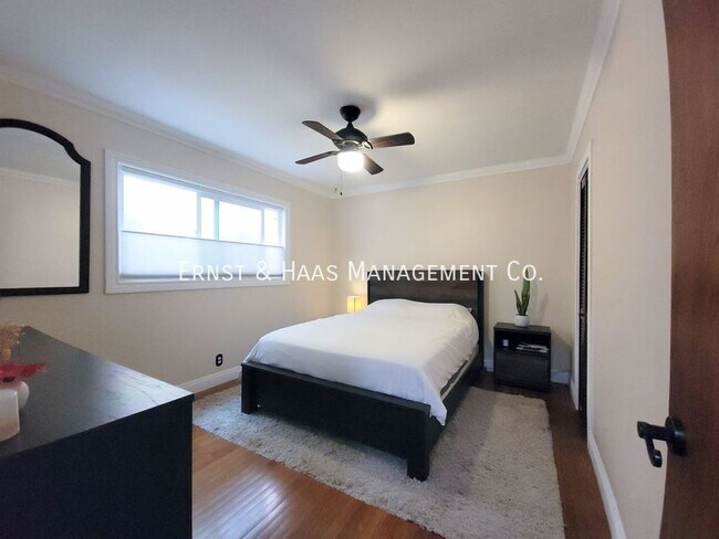 Building Photo - 1023 E 1st St