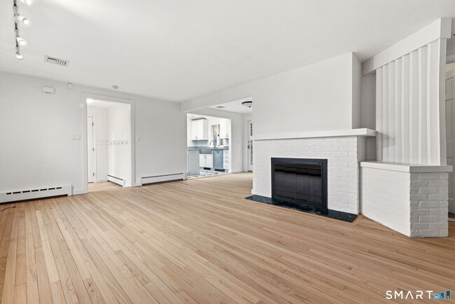 Building Photo - 100 Shorefront Park