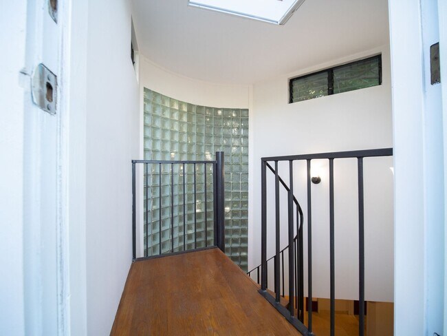 Building Photo - Beautiful Furnished, 2 Bed, 3 Bath, Gated ...