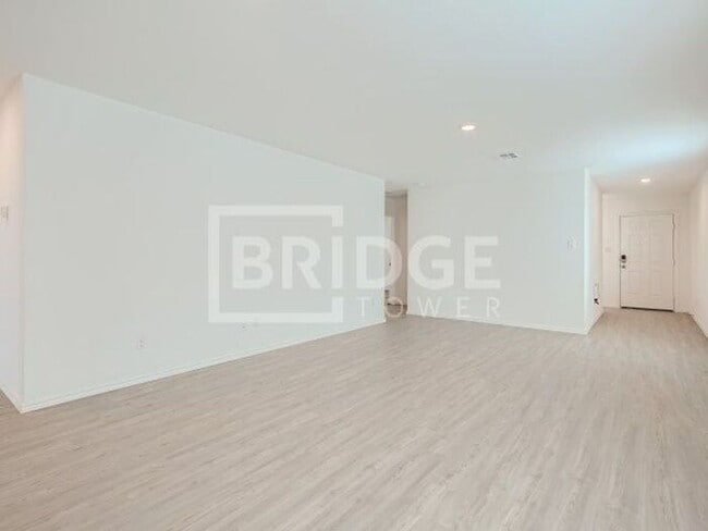 Building Photo - 2403 Lake Hls