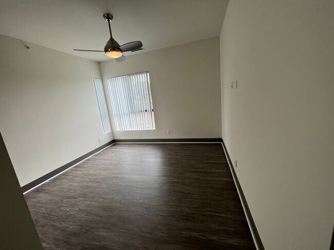 Building Photo - NEWER  4BED 3 BATH FRONT TOWNHOME*HWFLS*BALCONY*W/D IN  UNIT* CENTRAL AIR/HEAT* *STAINLESS  APPLI...