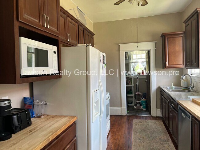 Building Photo - Beautiful House, Close to the Greenway and...