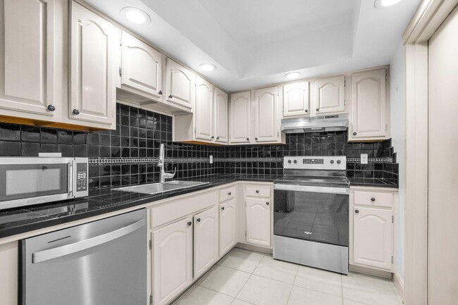 Building Photo - 6895 Willow Wood Dr