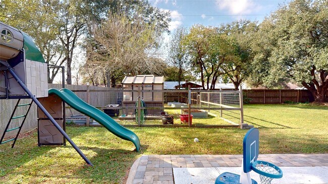 Building Photo - 2819 Fortuna Dr