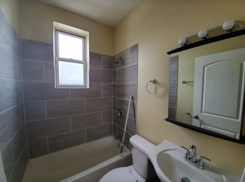 Building Photo - 6507 S Ingleside Ave