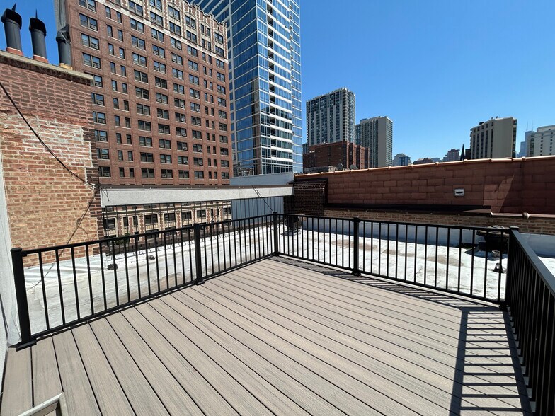 Building Photo - 1214 N La Salle Dr