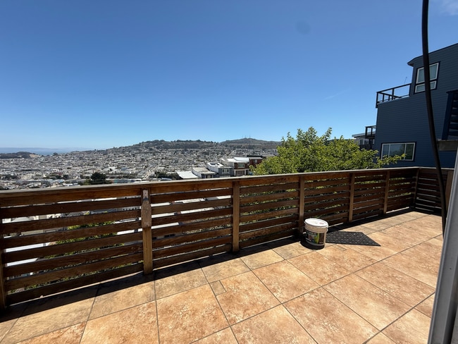 Building Photo - Spacious 3 Bedroom Home Minutes from City ...
