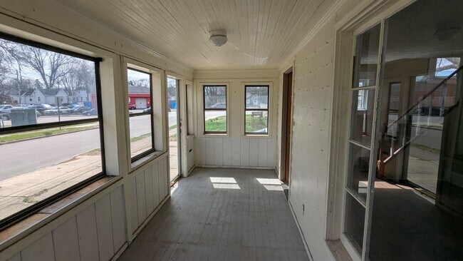 Building Photo - Discover this well-maintained 3-bedroom, 1-bath home in Akron