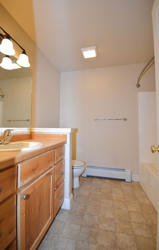 Building Photo - Fantastic end unit condo in Westgate subdi...