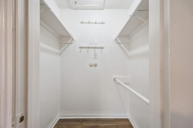 Building Photo - 1860 White Oak Dr