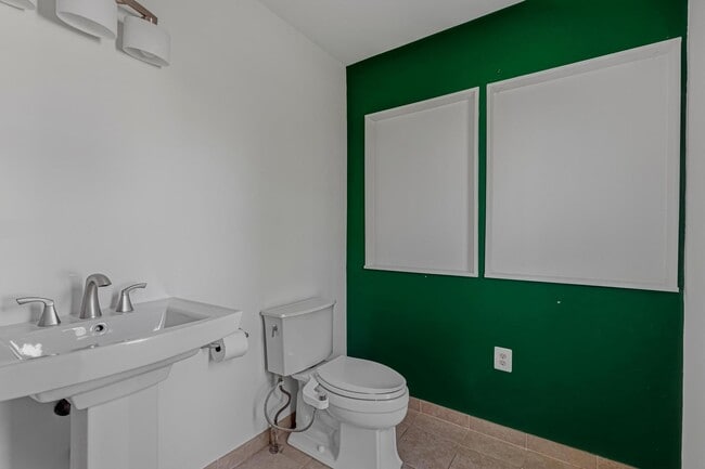 Building Photo - 1646 Stowe Rd