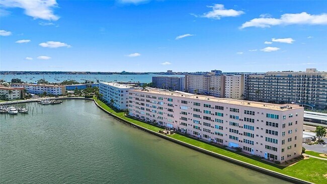 Building Photo - 6025 Shore Blvd S