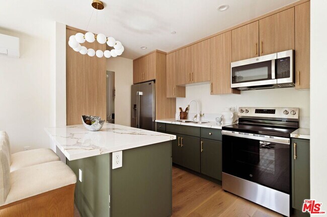 Building Photo - 308 S Highland Ave