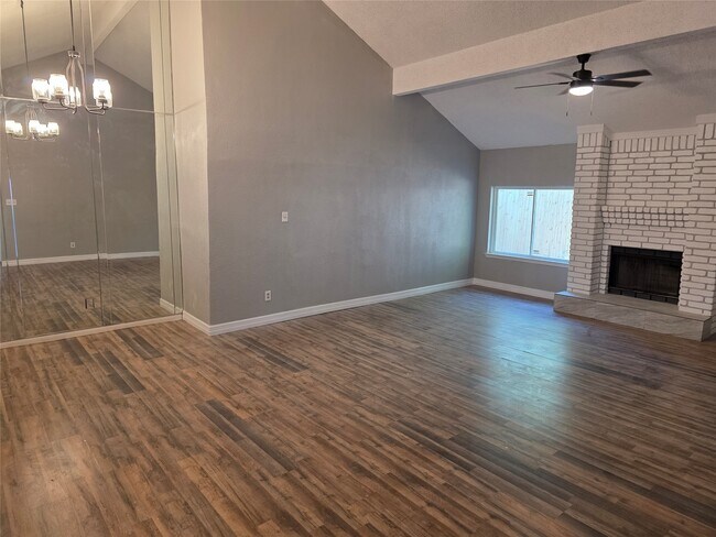 Building Photo - 3214 S Briar Knoll Dr
