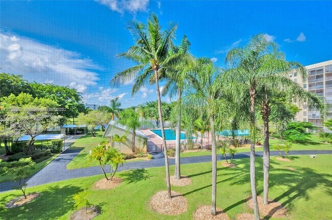 Building Photo - 2205 S Cypress Bend Dr