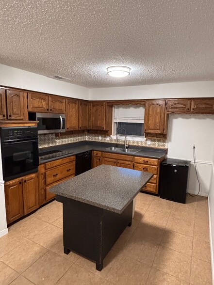 Building Photo - 1707 Chisolm Trail