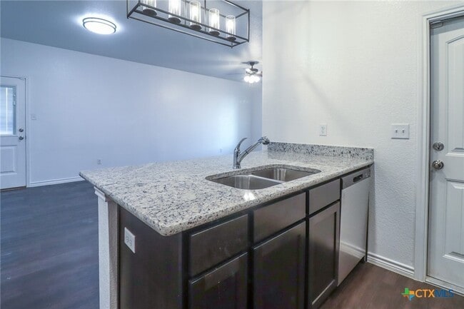 Building Photo - 5005 Rose Gdn Lp