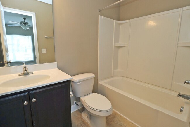 Building Photo - Charming 2 Bedroom, 2.5 Bath Townhouse Available in Hampton Forest!