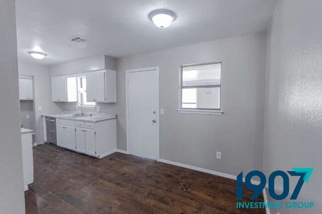 Building Photo - Spacious 5-Bedroom Home in Moore with Rece...