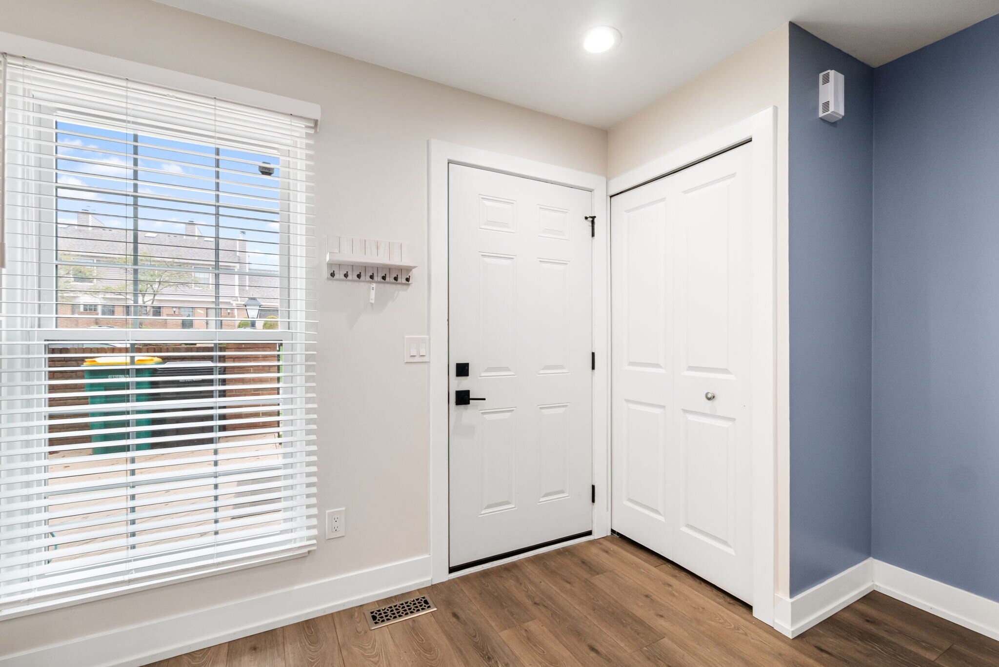 Building Photo - 38887 Country Cir