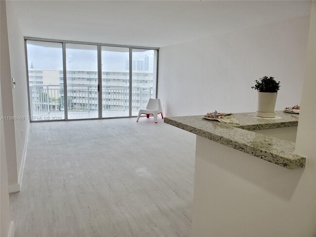 Building Photo - 18011 Biscayne Blvd