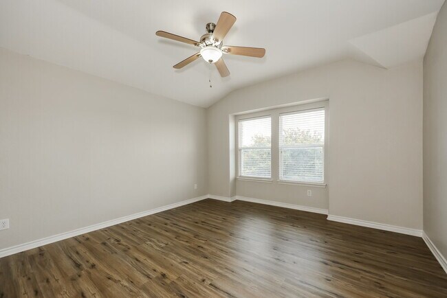 Building Photo - 824 Honey Dew Ln