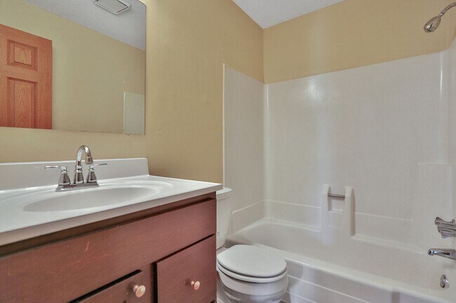 Building Photo - Wonderful 2BR in Peaceful Location 30 minu...