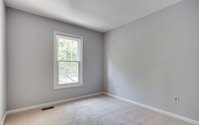 Building Photo - Gorgeous and fully updated 3BR 3.5BA 3 lev...
