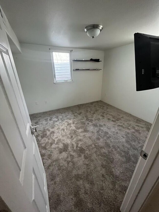 Building Photo - 4 Bedroom 2 Bath House on Prospect - Pet-Friendly!