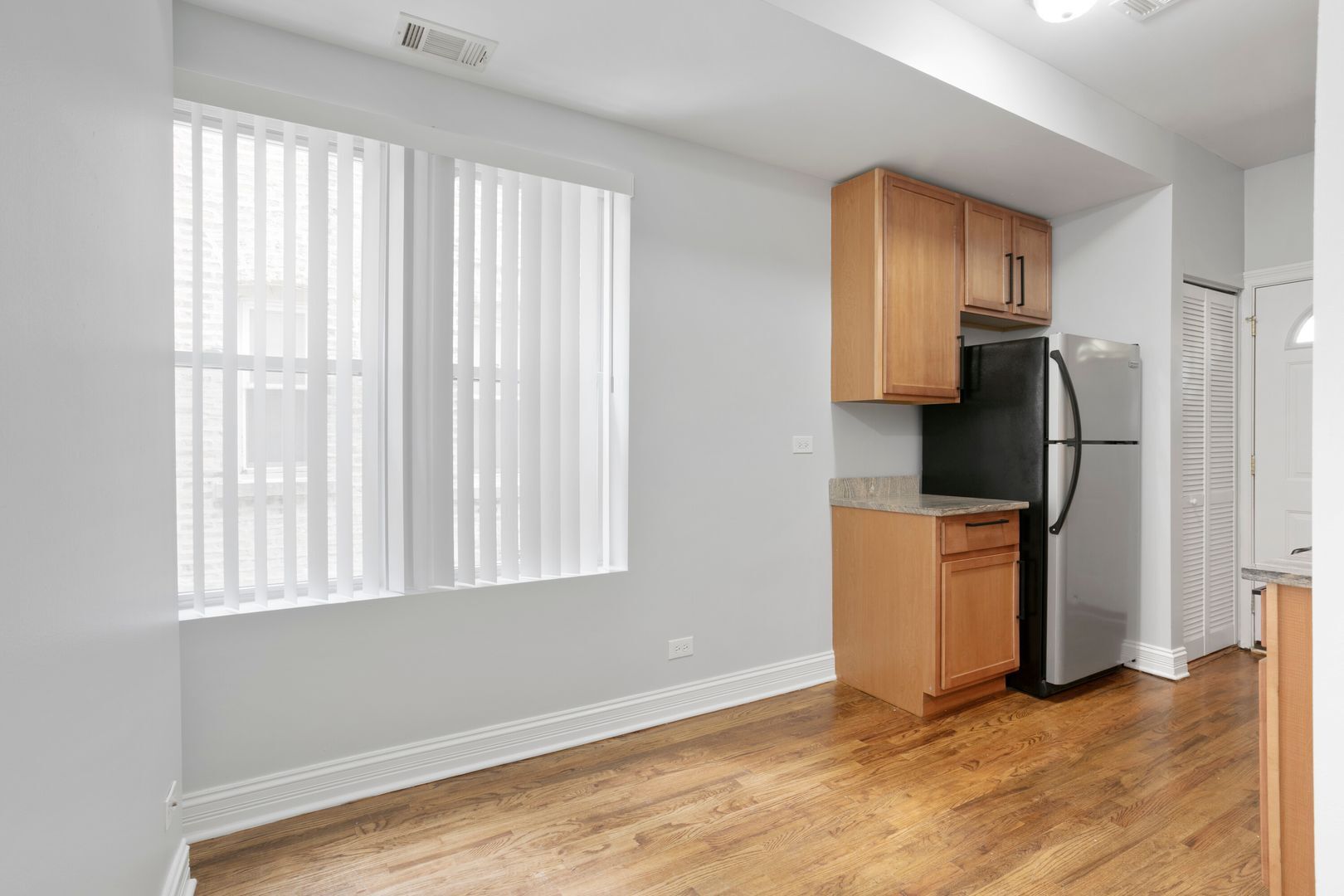 Building Photo - 2005 W Jarvis Ave