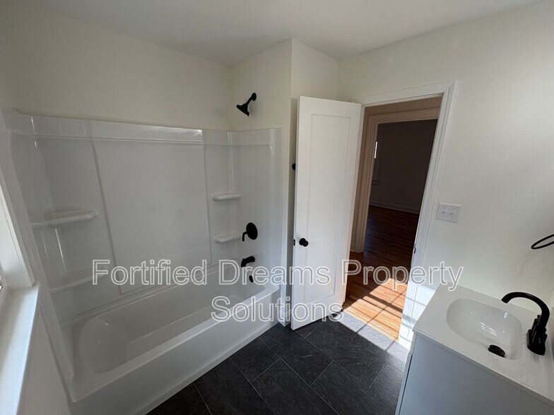 Building Photo - 4738 Eastwin Dr