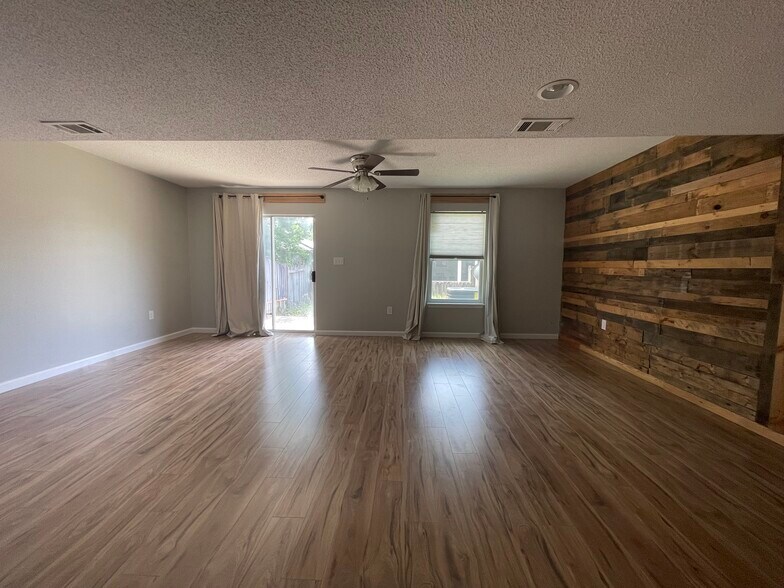 Building Photo - 1814 Whispering Oaks Ln