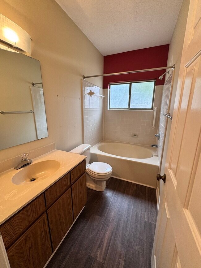Building Photo - Beautiful Spacious 1st floor Condo! Amenit...