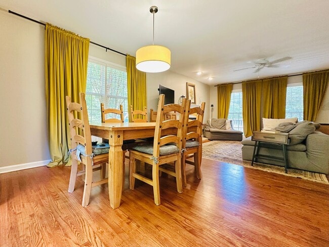 Building Photo - Charming Country Cottage Only 23 Mins from...