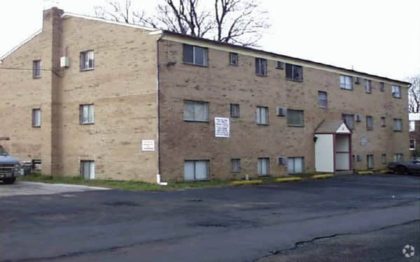 Primary Photo - Colwyn Court Apartments
