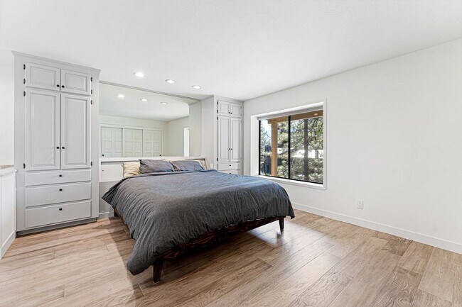 Building Photo - 3 Bed 2 Bath Seasonal Rental