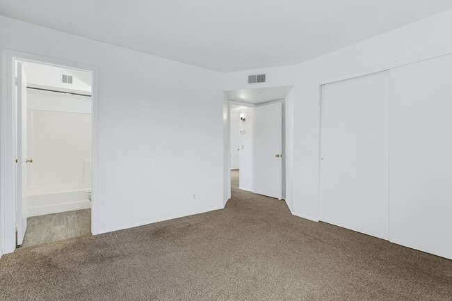 Building Photo - 10815 N 15th Ln