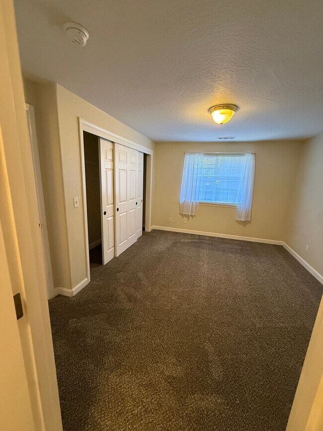 Building Photo - 522-524 Briarwood Dr.