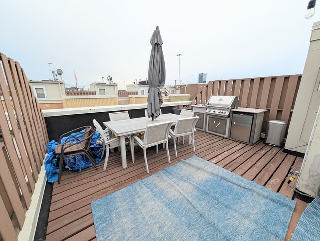Building Photo - Stunning rehabbed 3-Bedroom Townhome in Fu...