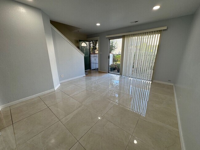 Building Photo - 2 Bedroom/1.5 Bathroom Townhouse Available in Union City!!