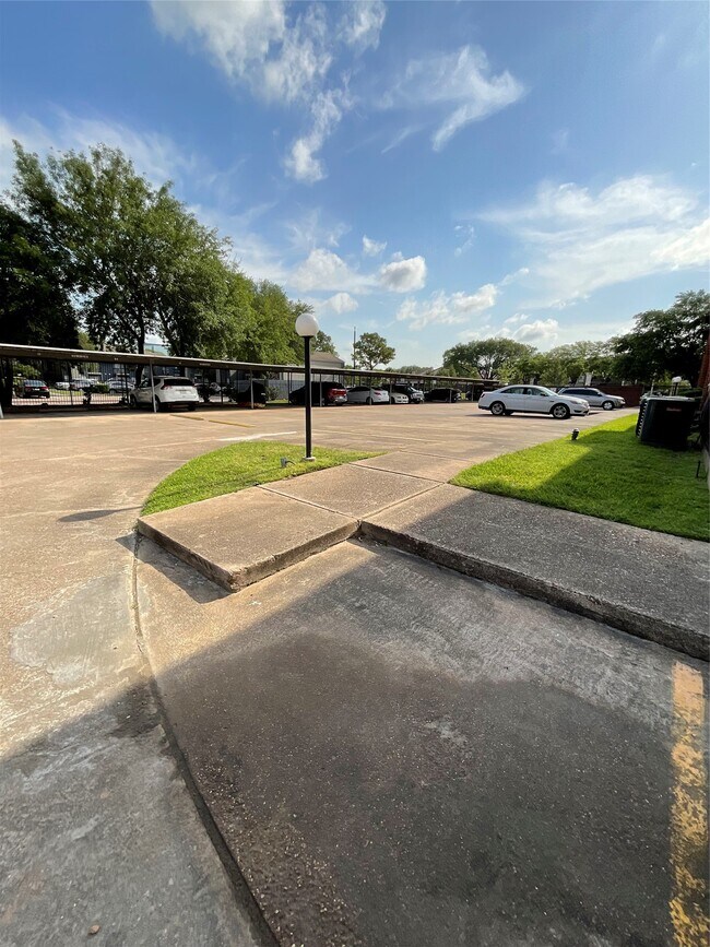 Building Photo - 3100 Walnut Bend Ln